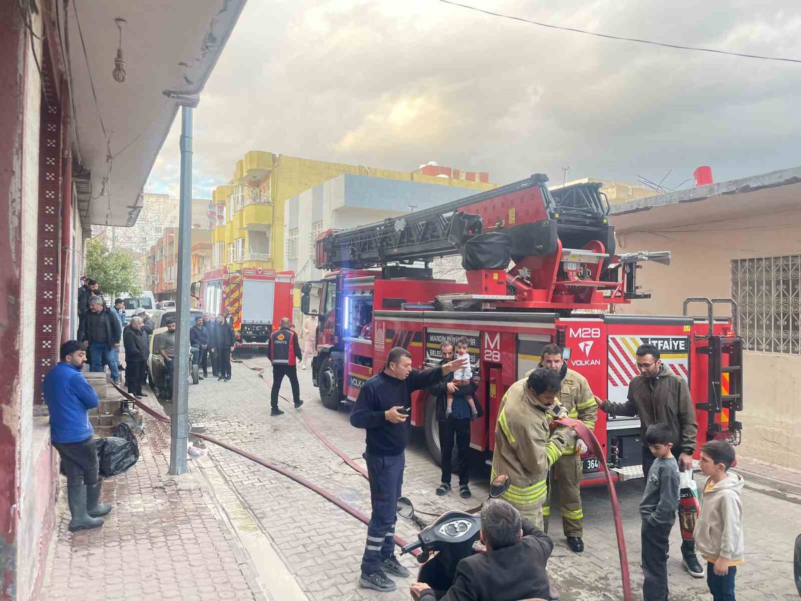 Mardin’de apartman dairesinde çıkan yangın söndürüldü
