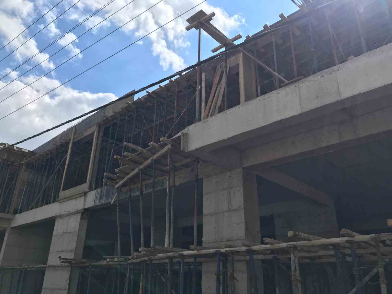 Mardin’de elektrik akımına kapılan inşaat işçisi 3. kattan düşerek ağır yaralandı
