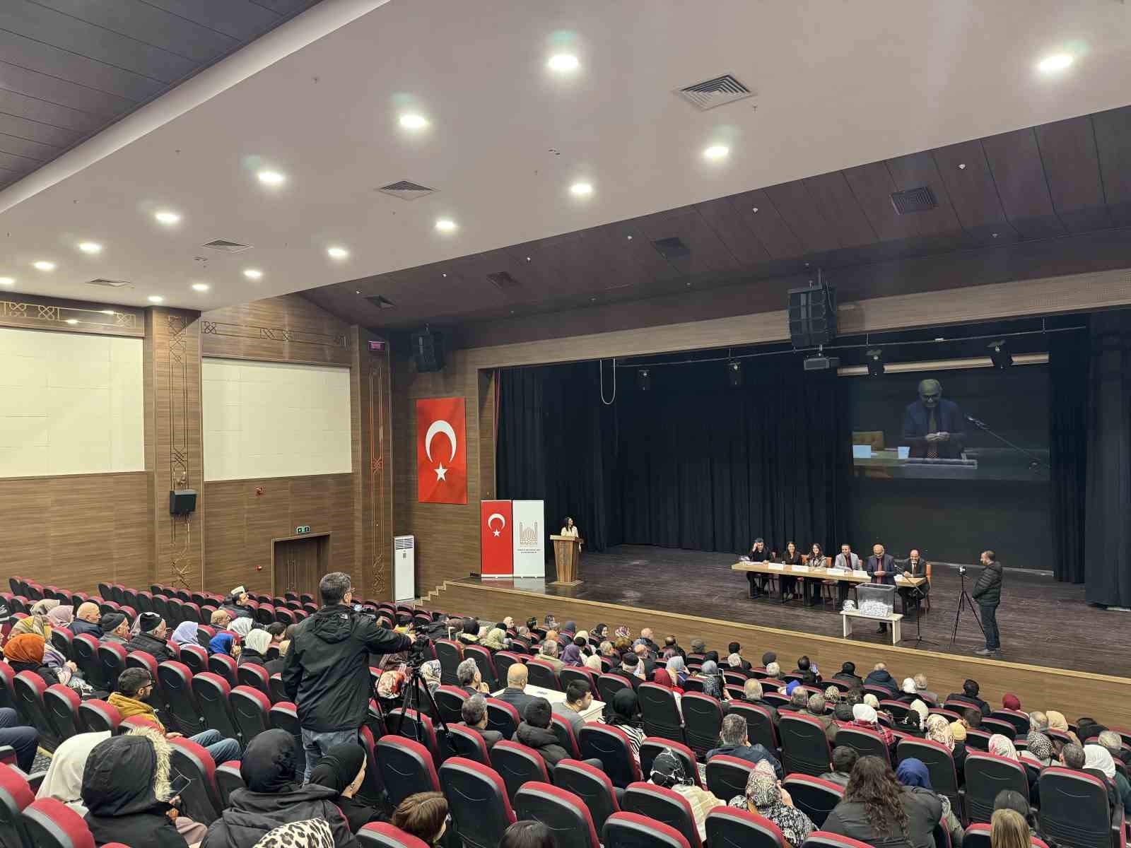 Mardin’de evlilikte 25 yılını tamamlayan 47 çift için umre kurası çekildi
