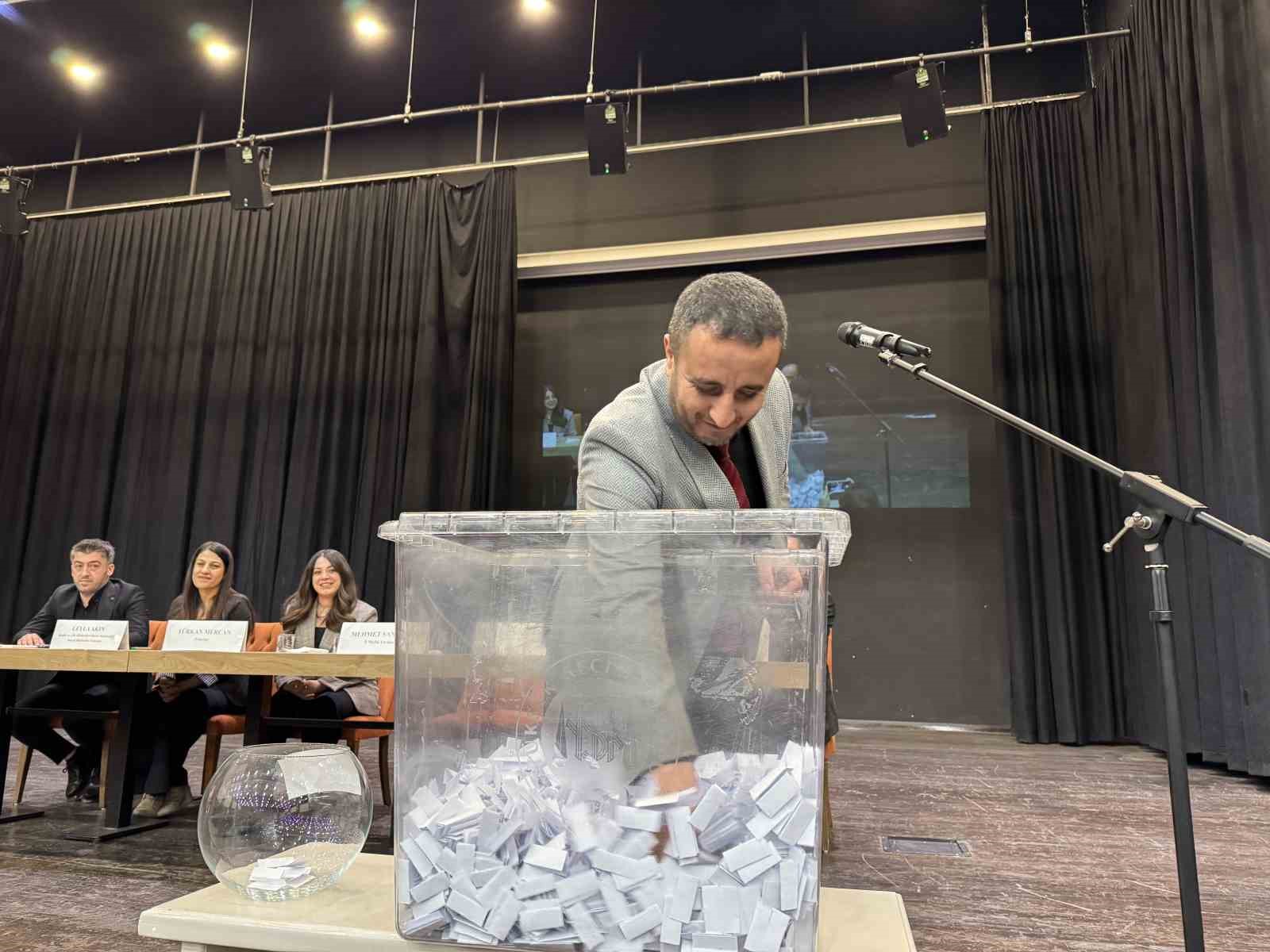 Mardin’de evlilikte 25 yılını tamamlayan 47 çift için umre kurası çekildi
