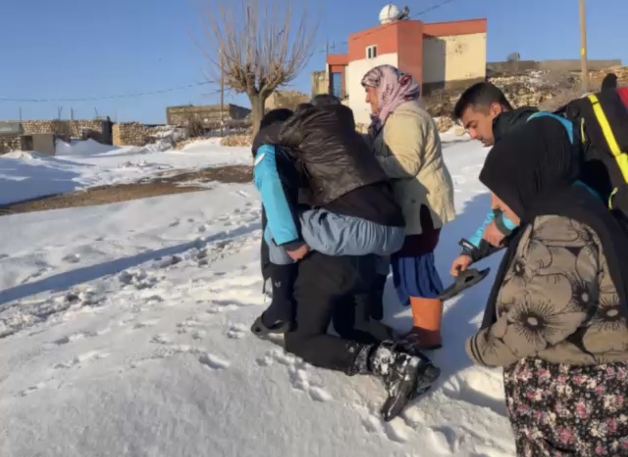 Mardin’de fedakar sağlık personeli: 84 yaşındaki hastayı sırtında taşıdı
