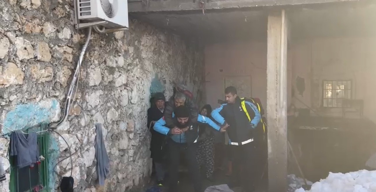 Mardin’de fedakar sağlık personeli: 84 yaşındaki hastayı sırtında taşıdı
