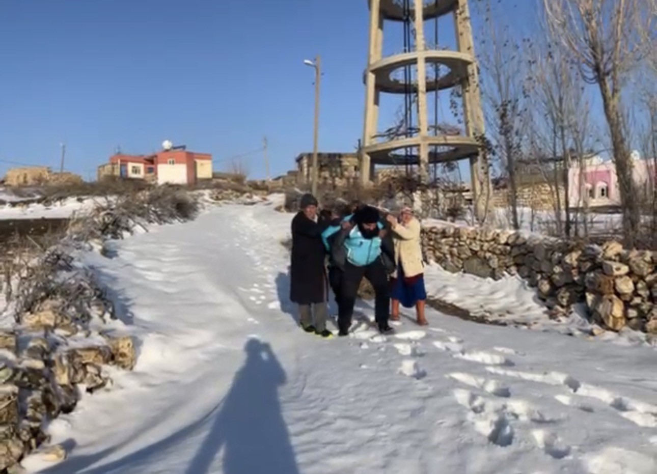 Mardin’de fedakar sağlık personeli: 84 yaşındaki hastayı sırtında taşıdı

