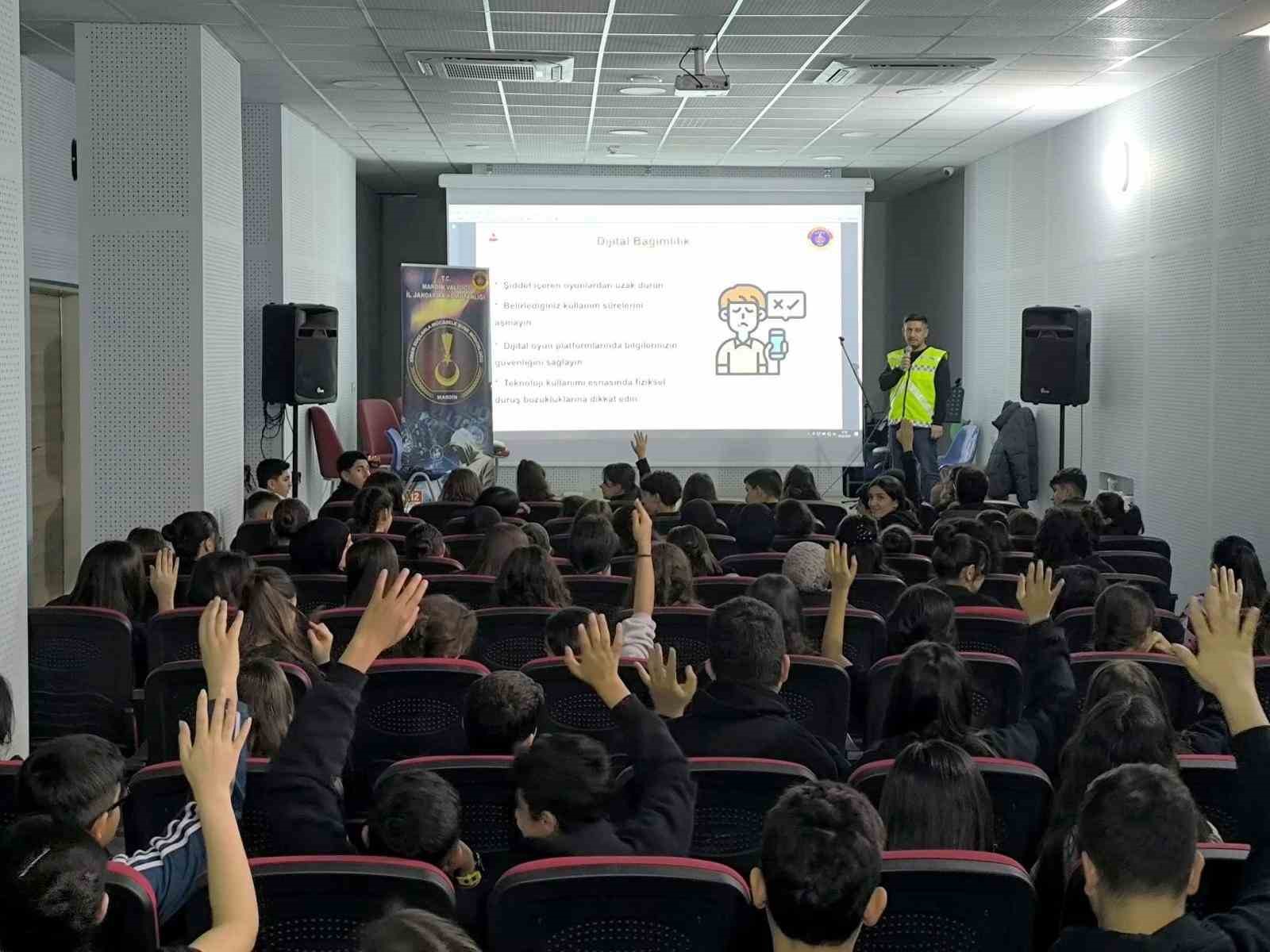 Mardin’de jandarmadan öğrencilere siber farkındalık eğitimi
