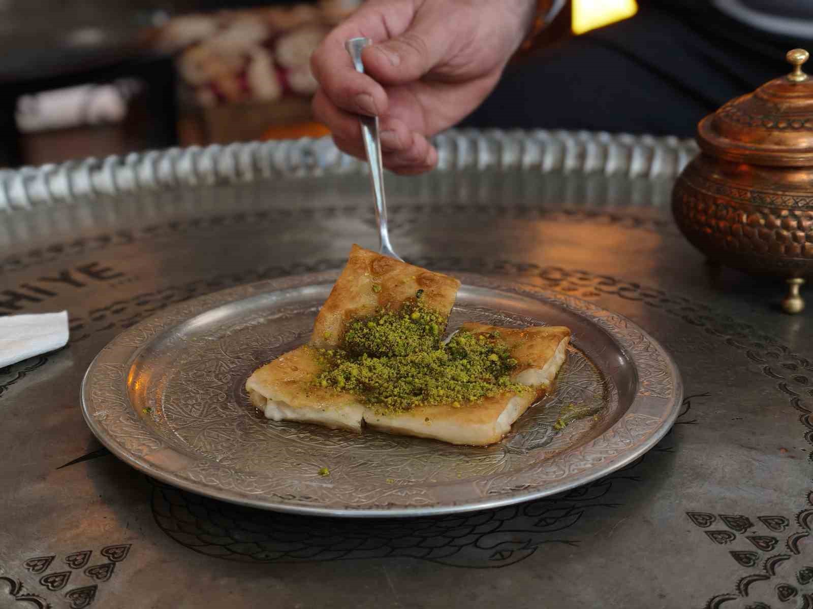 Mardin’de kahiye tatlısı geleneği Ramazan’da da yaşatılıyor
Mardin’de kahiye tatlısı geleneği Ramazan’da da yaşatılıyor