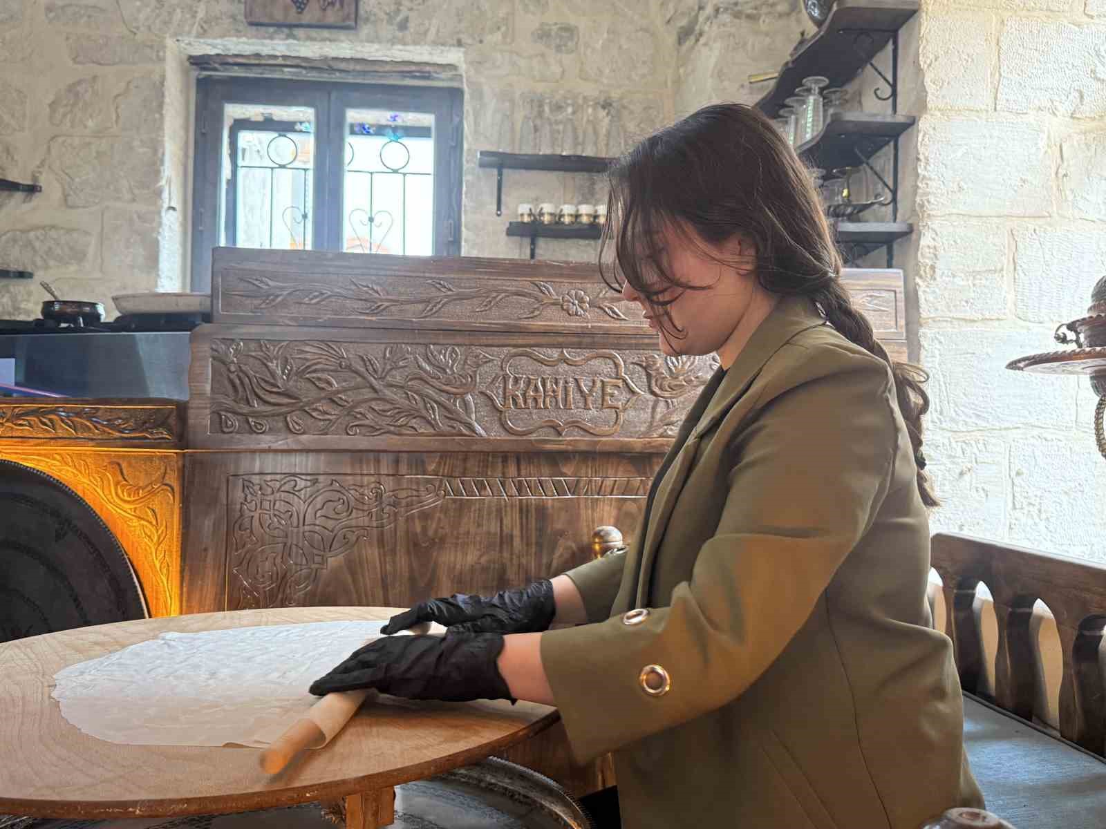 Mardin’de kahiye tatlısı geleneği Ramazan’da da yaşatılıyor
Mardin’de kahiye tatlısı geleneği Ramazan’da da yaşatılıyor