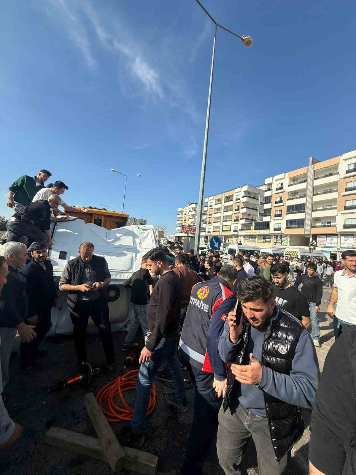 Mardin’de kamyon ile tır çarpıştı: 1 yaralı
