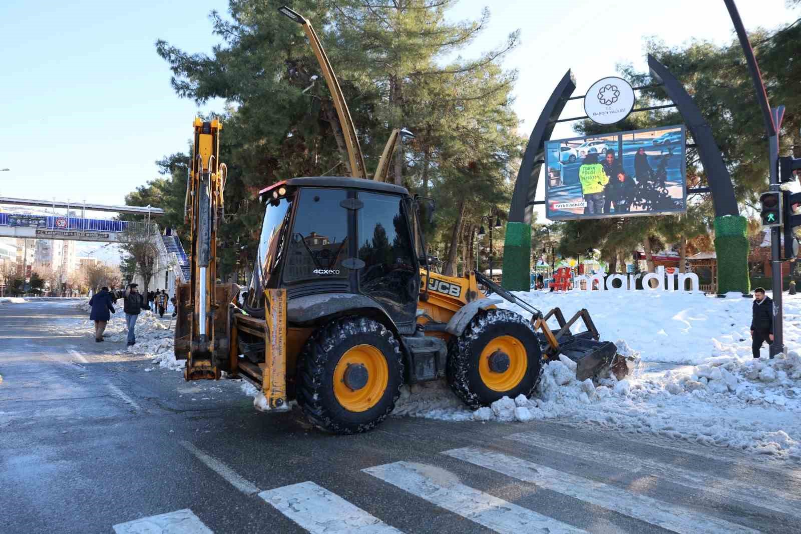Mardin’de karla mücadele çalışmaları aralıksız sürüyor
