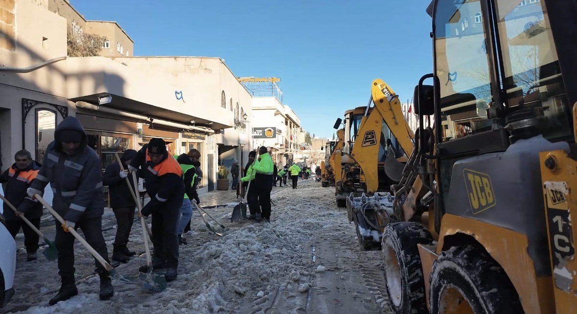 Mardin’de karla mücadele çalışmaları aralıksız sürüyor
