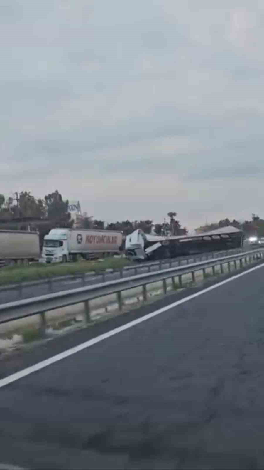 Mardin’de karton yüklü tır devrildi: 1 yaralı
