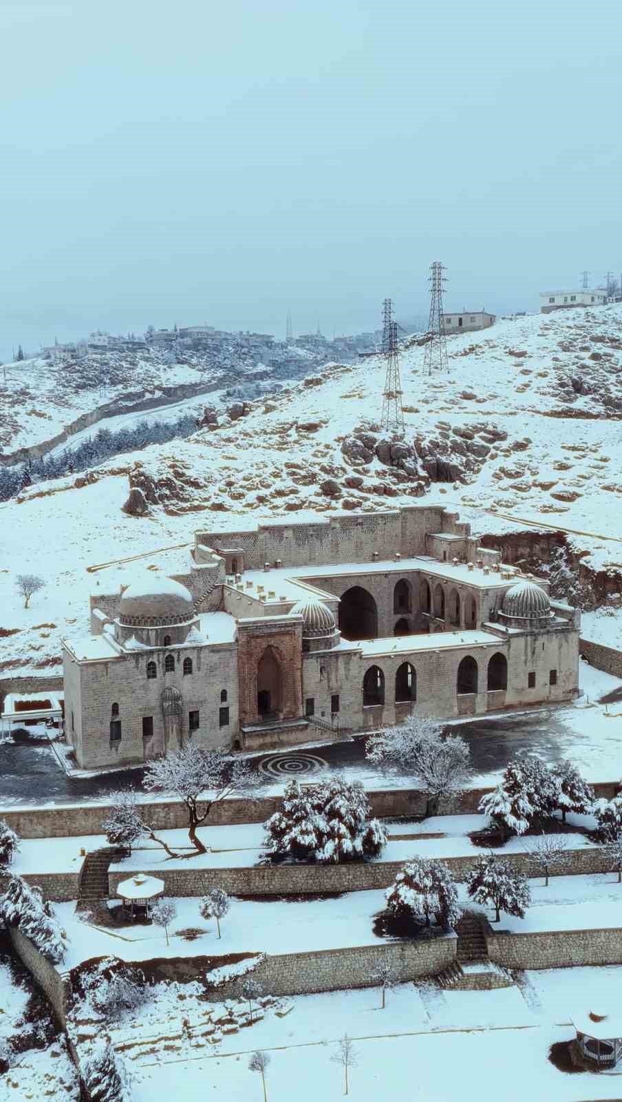 Mardin’de Kasımiye Medresesi’nin kar altındaki manzarası dronla görüntülendi
