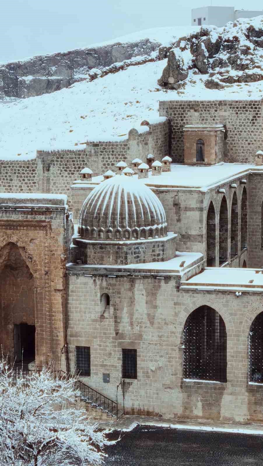 Mardin’de Kasımiye Medresesi’nin kar altındaki manzarası dronla görüntülendi
