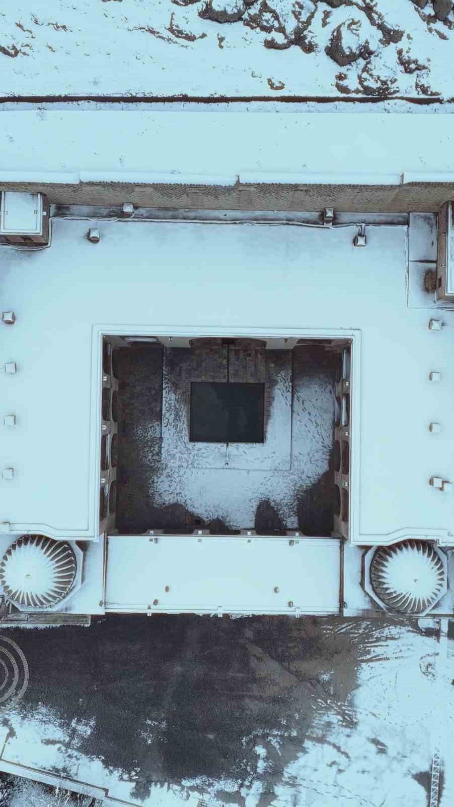 Mardin’de Kasımiye Medresesi’nin kar altındaki manzarası dronla görüntülendi
