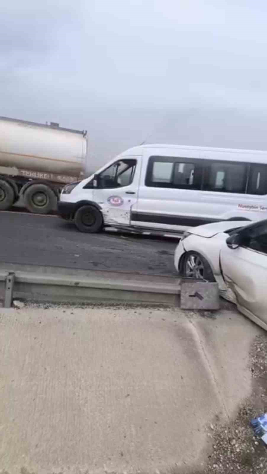 Mardin’de minibüs ile otomobil çarpıştı: 2 yaralı
