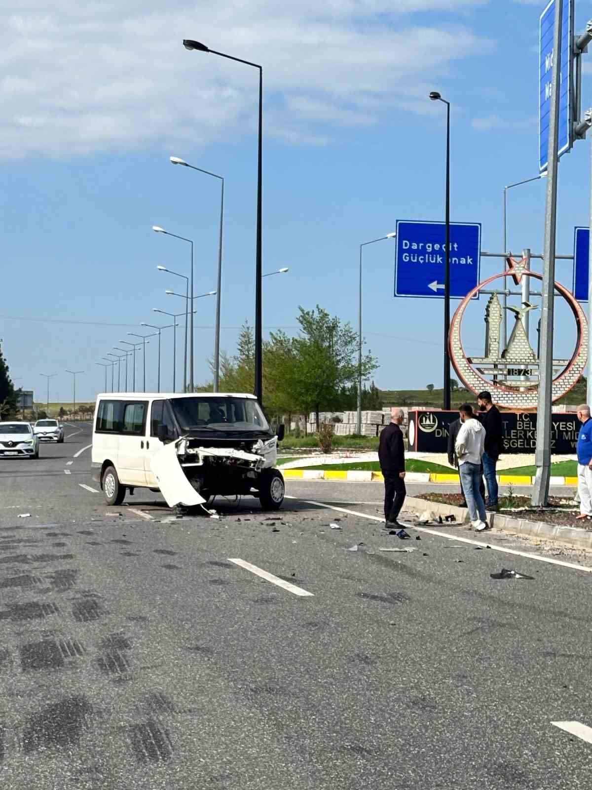 Mardin’de minibüs ve otomobil çarpıştı: 2 yaralı
