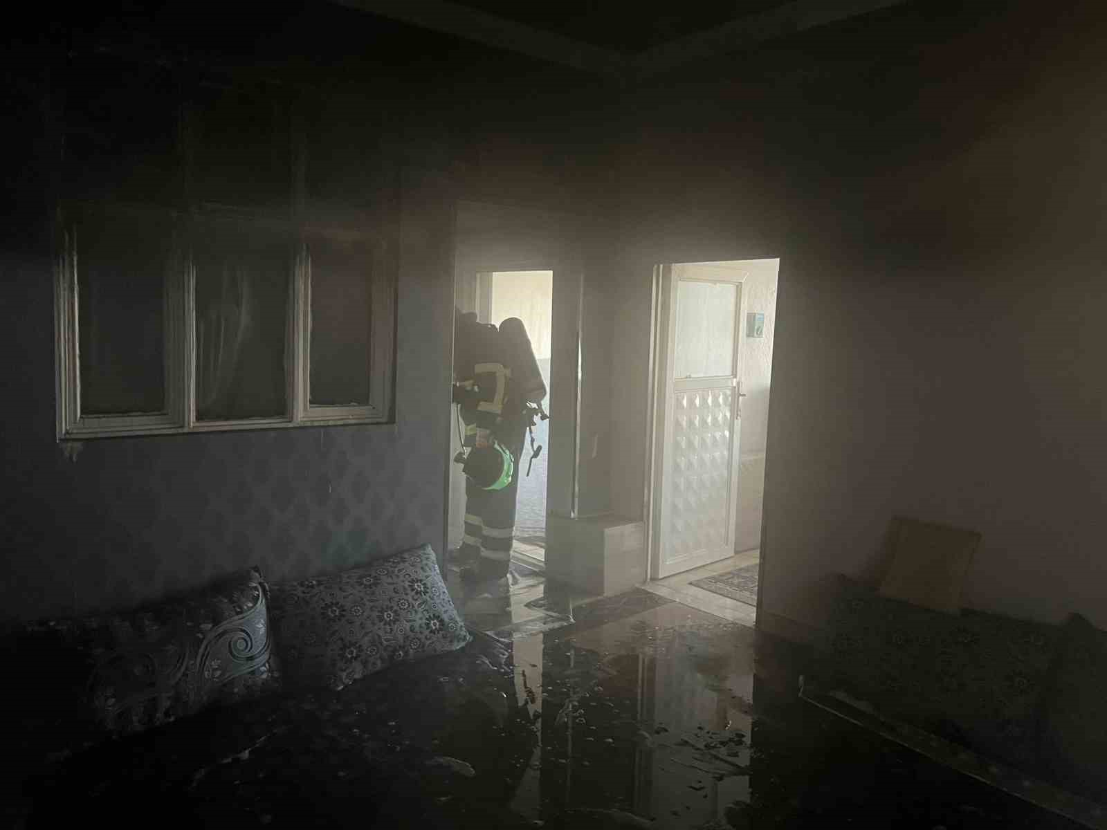 Mardin’de müstakil evde yangın: 3 kişi dumandan etkilendi
