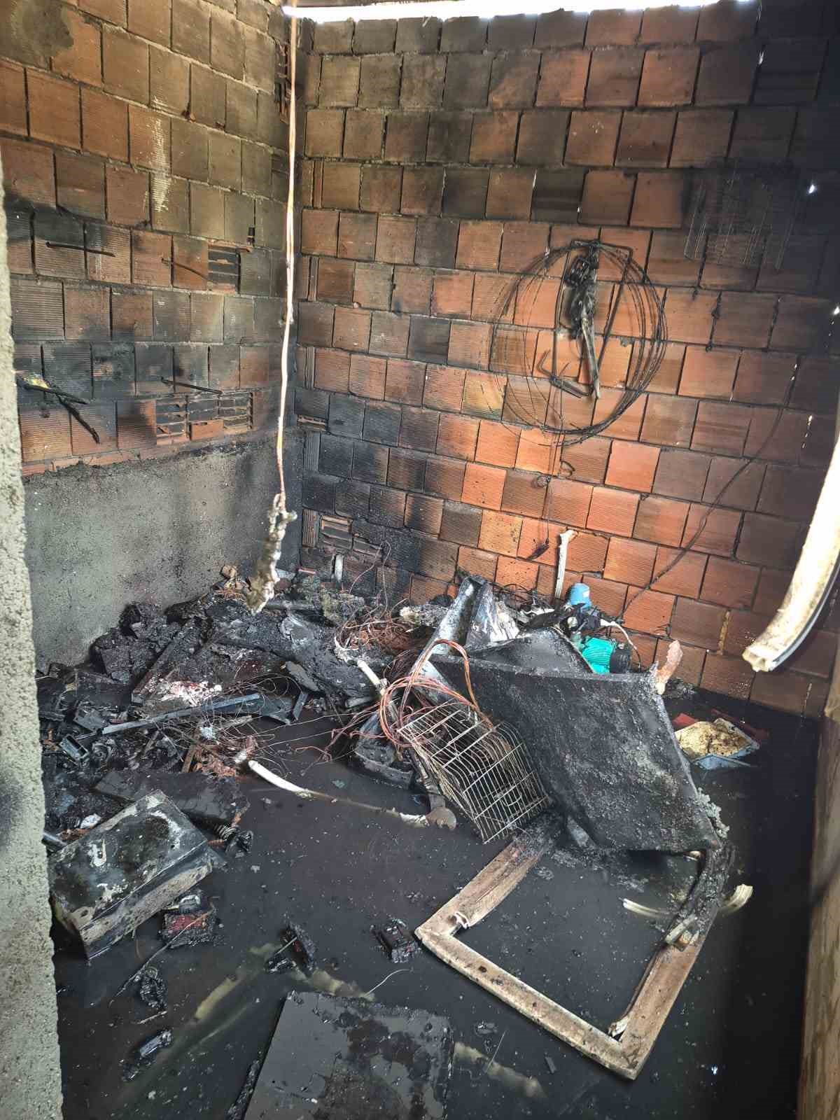 Mardin’de müstakil evin damındaki kulübede çıkan yangın söndürüldü
