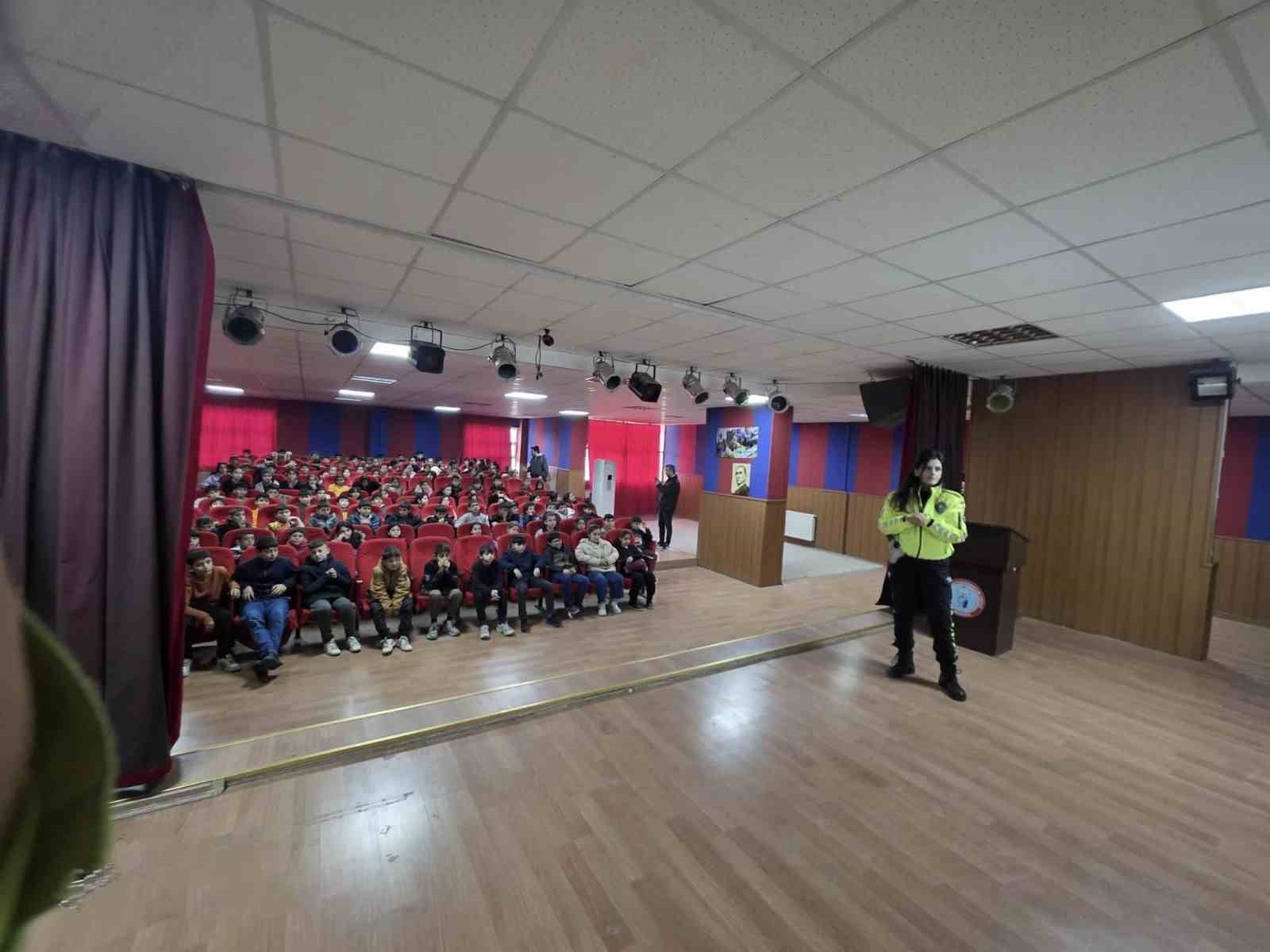 Mardin’de ortaokul öğrencilerine trafik eğitimi verildi
