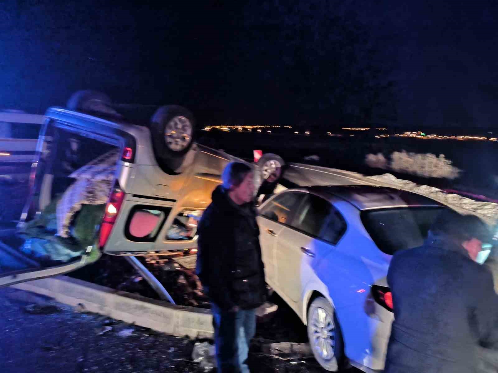 Mardin’de otomobil ile hafif ticari araç çarpıştı: 5 kişi yaralandı
