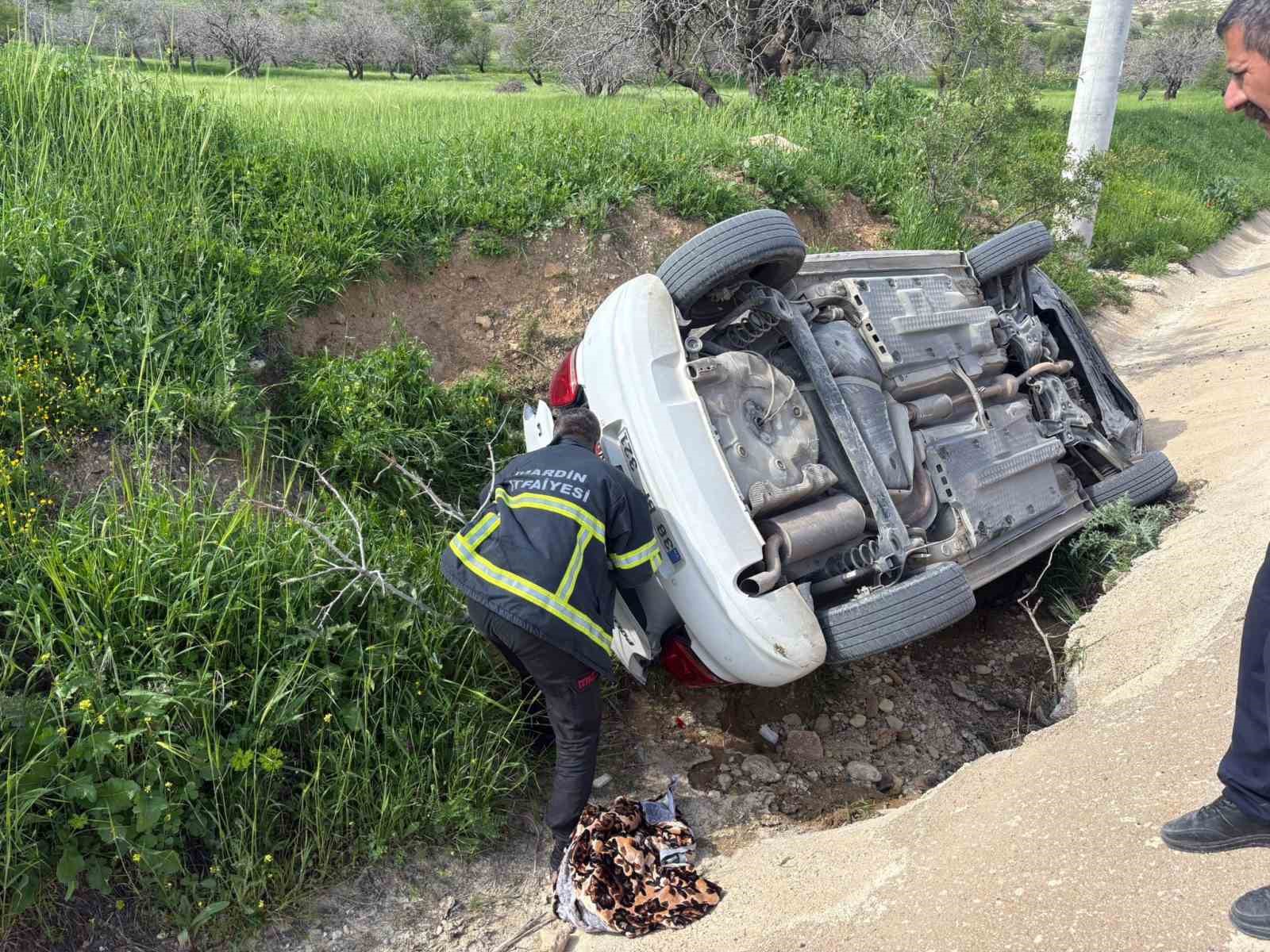 Mardin’de otomobil yol kenarına devrildi: 5 kişi yaralandı
