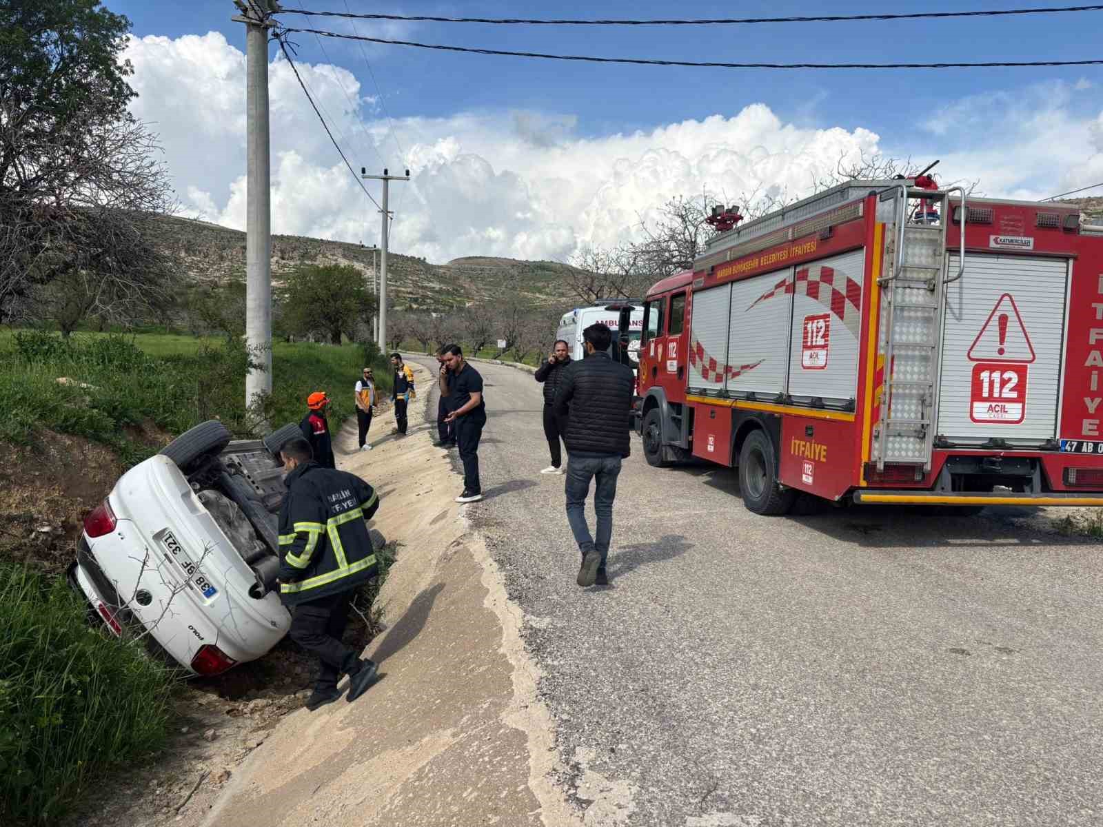 Mardin’de otomobil yol kenarına devrildi: 5 kişi yaralandı

