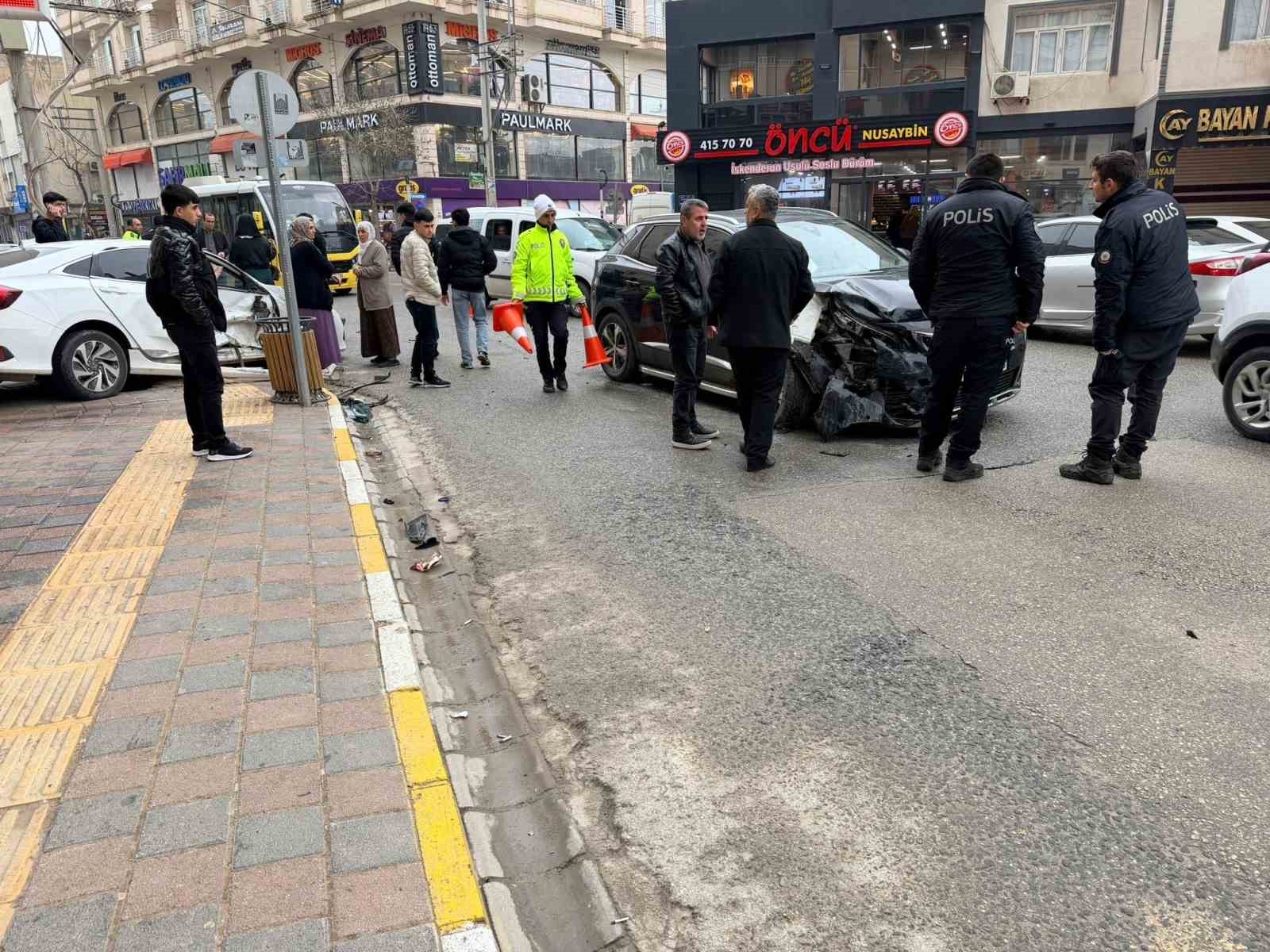 Mardin’de otomobiller çarpıştı: 2 yaralı
