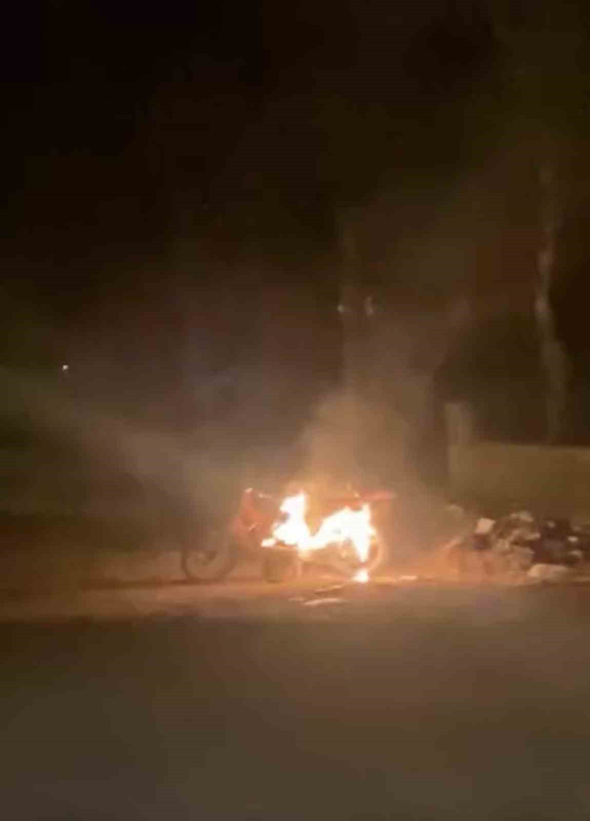 Mardin’de park halindeki motosiklet alev aldı
