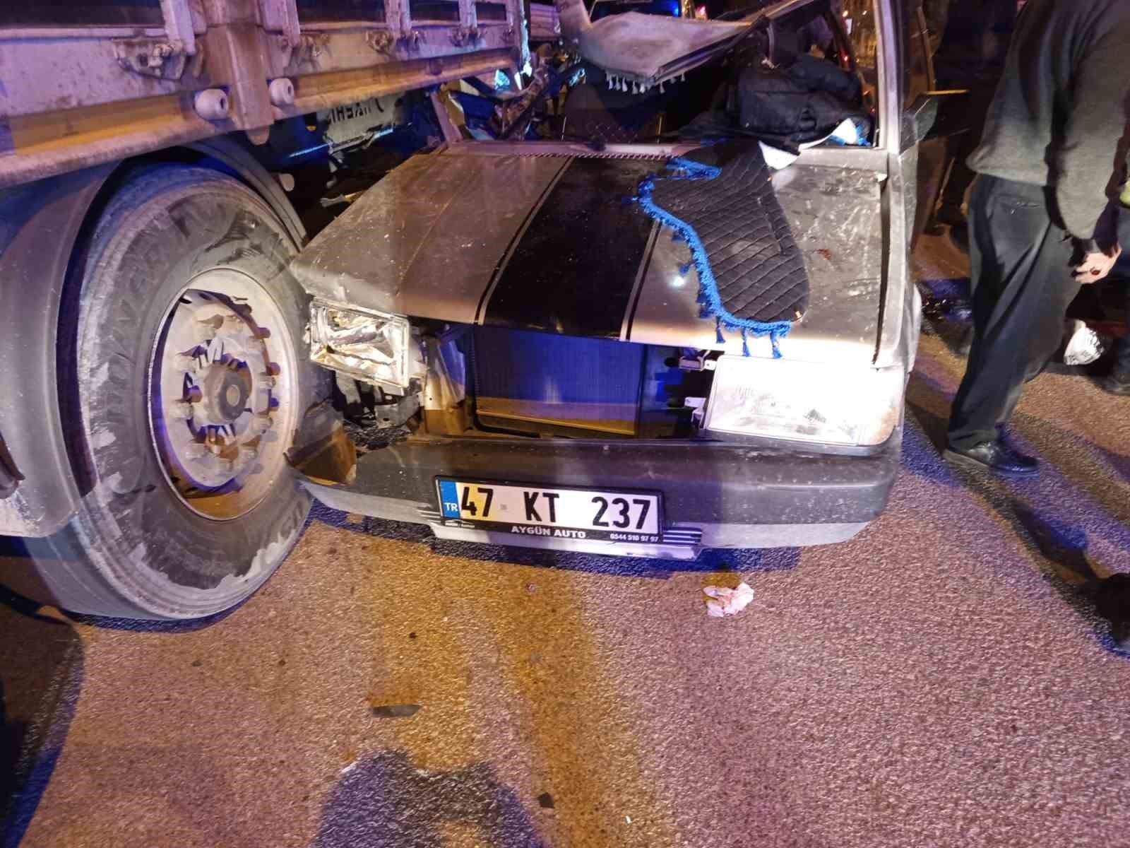 Mardin’de park halindeki tıra çarpan otomobilde 5 kişi yaralandı
