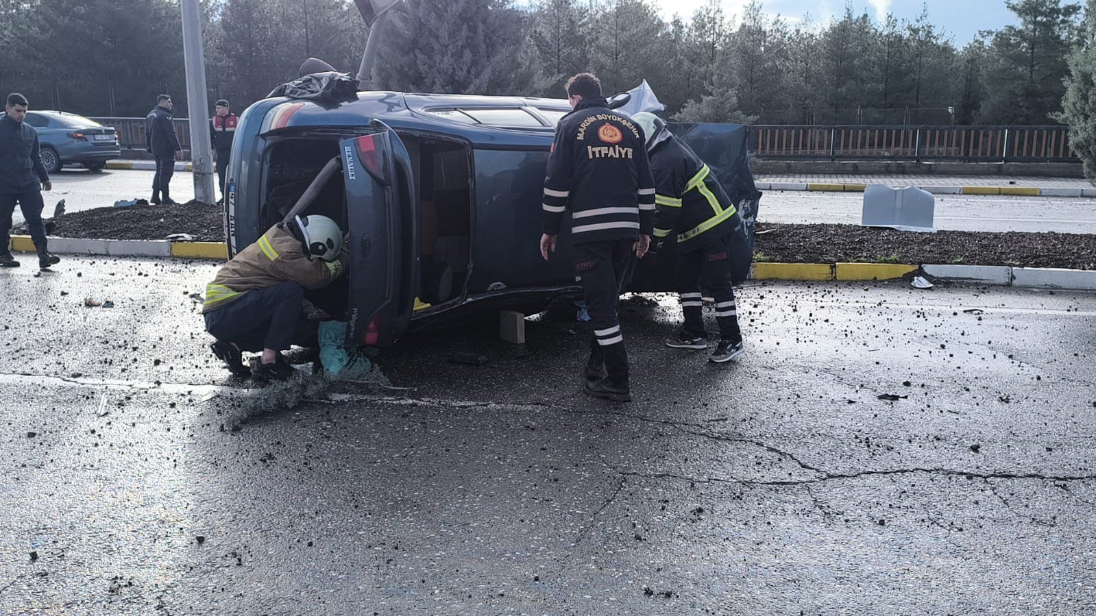 Mardin’de refüje çarpan otomobilin sürücüsü yaralandı
