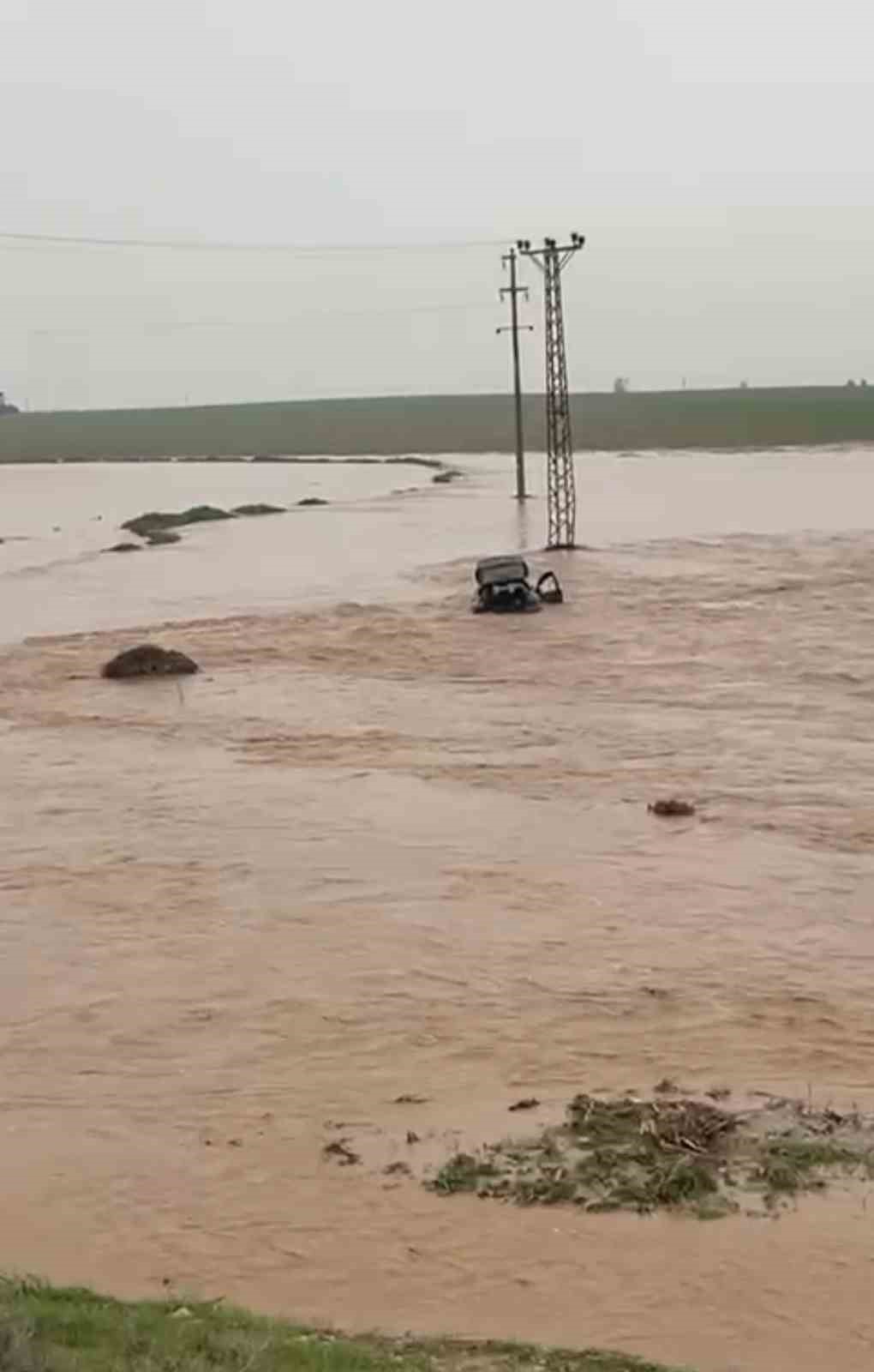 Mardin’de sağanak hayatı felç etti: Dereler taştı, ahır çöktü
