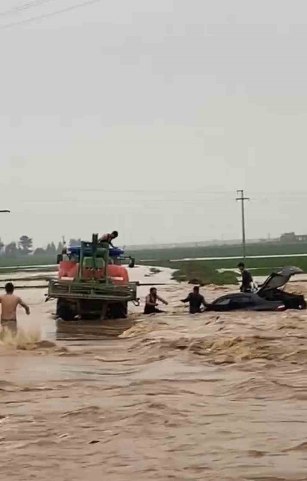 Mardin’de sağanak hayatı felç etti: Dereler taştı, ahır çöktü
