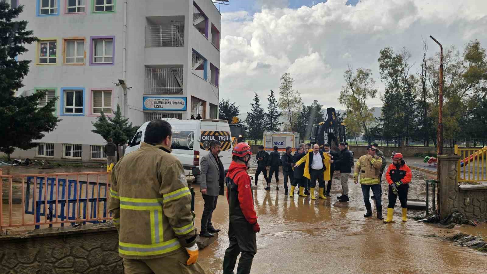 Mardin’de sağanak nedeniyle okulda mahsur kalan 75 öğrenci tahliye edildi
