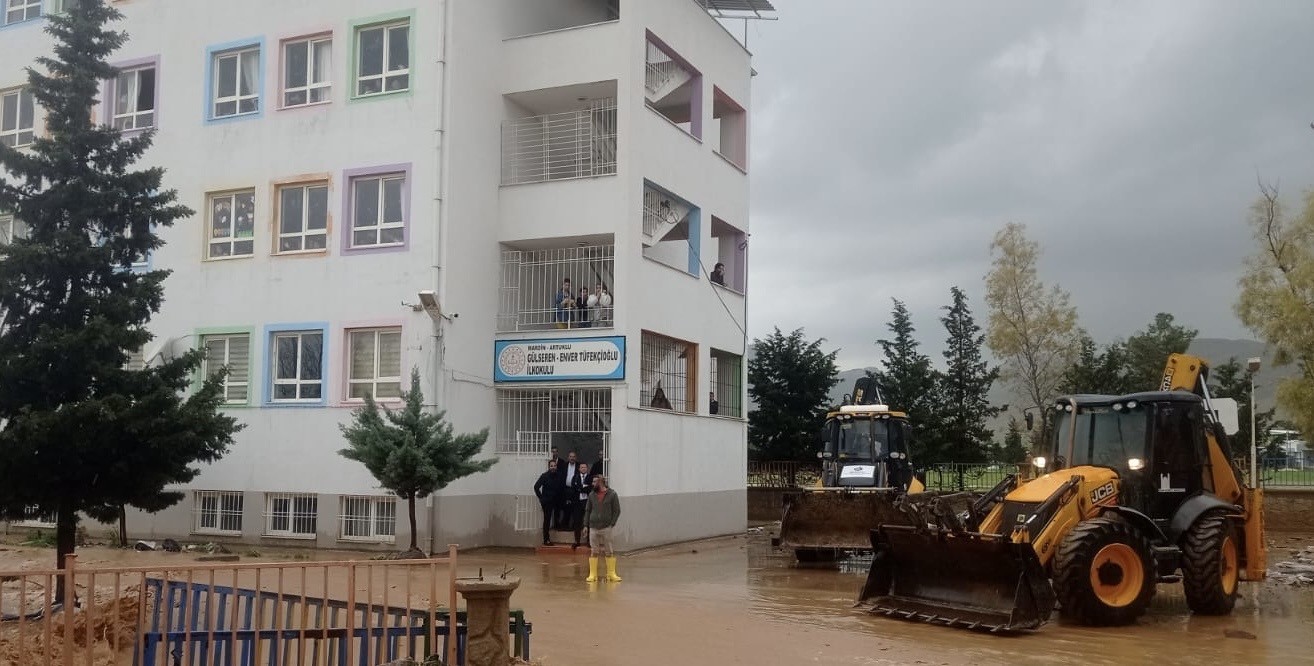 Mardin’de sağanak nedeniyle okulda mahsur kalan 75 öğrenci tahliye edildi
