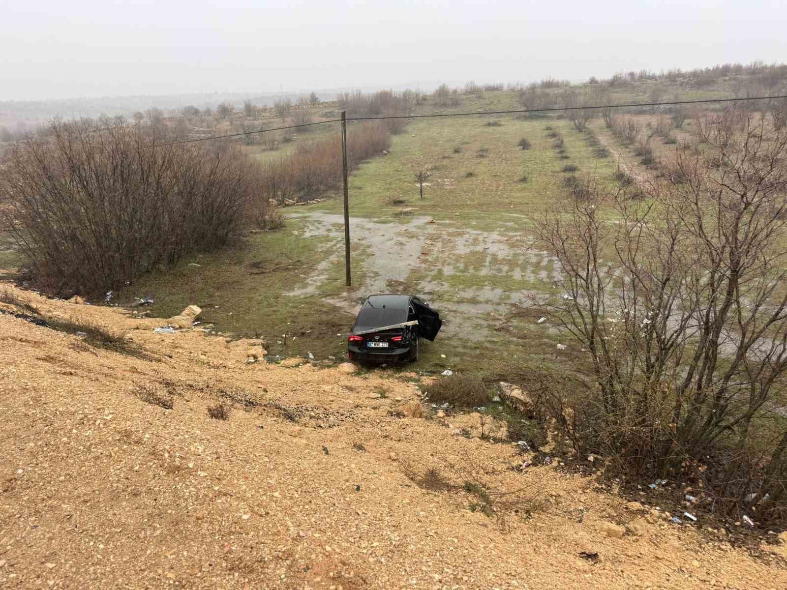 Mardin’de şarampole yuvarlanan otomobildeki 2 kişi yaralandı
