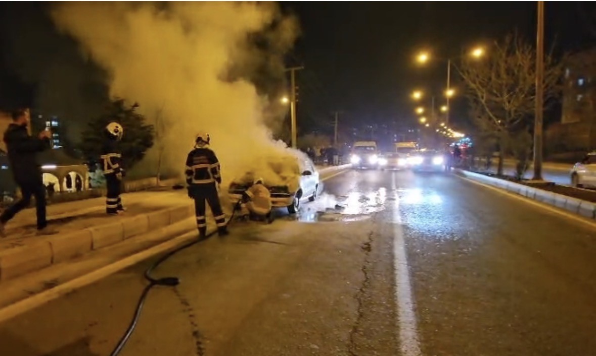 Mardin’de seyir halindeki otomobil alevlere teslim oldu
