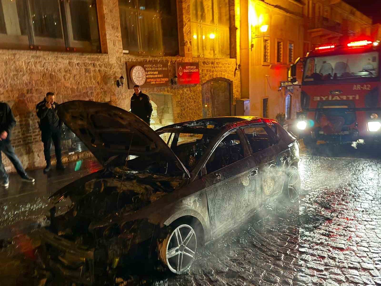 Mardin’de seyir halindeki otomobilde çıkan yangın söndürüldü
