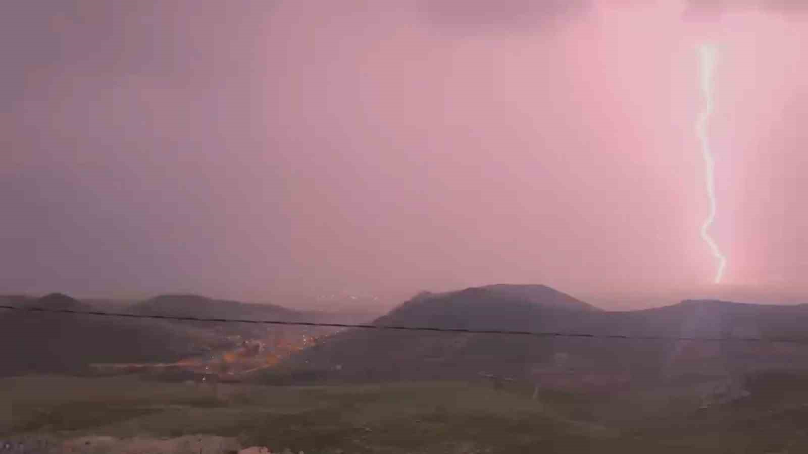 Mardin’de şimşek ve yıldırım görsel şölen oluşturdu
