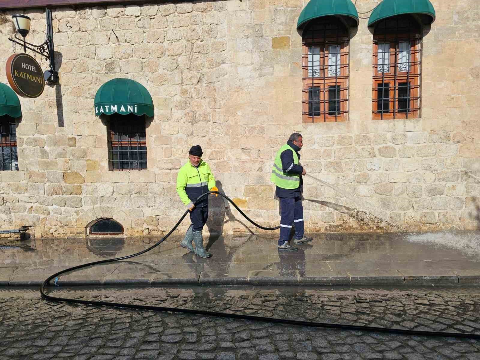 Mardin’de tarihi 1. Cadde’de kar sonrası temizlik ve yenileme çalışması devam ediyor
