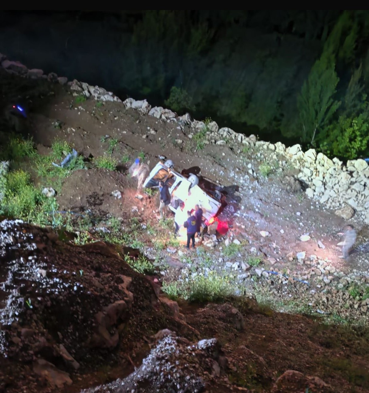 Mardin’de uçuruma devrilen hafif ticari aracın sürücüsü yaralandı
