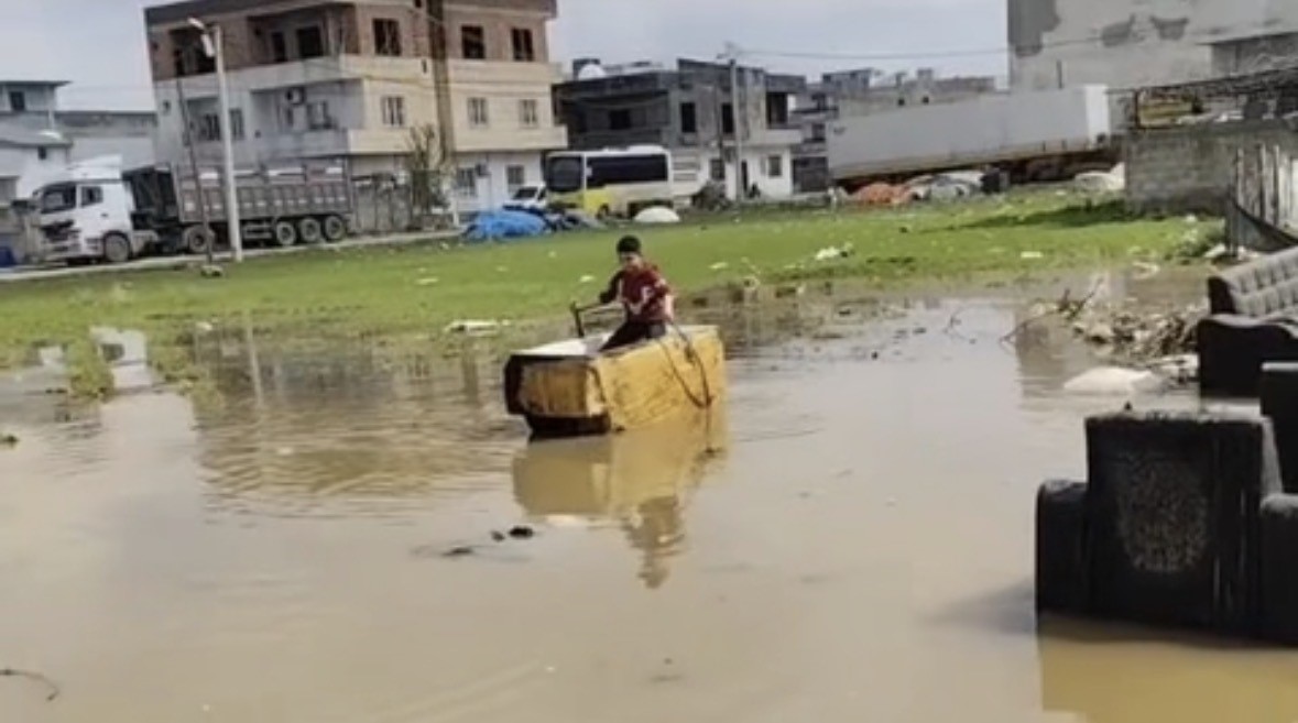 Mardin’de yağmur suyu birikintisinde "buzdolabı kasası kayık" keyfi
