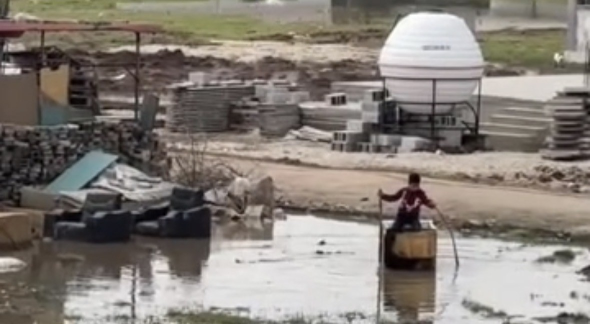 Mardin’de yağmur suyu birikintisinde "buzdolabı kasası kayık" keyfi
