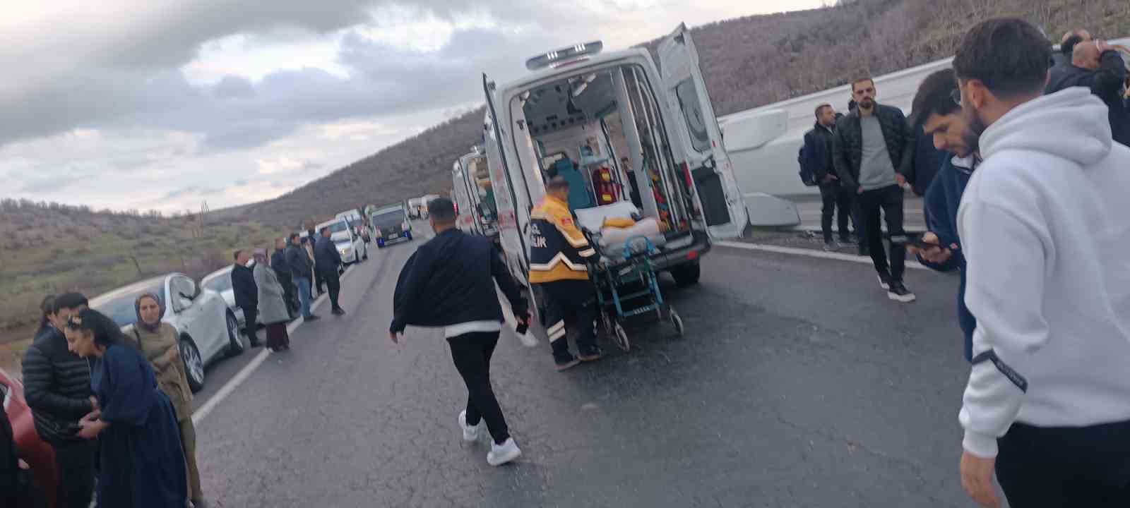 Mardin’de yolcu otobüsü devrildi: 24 yaralı
