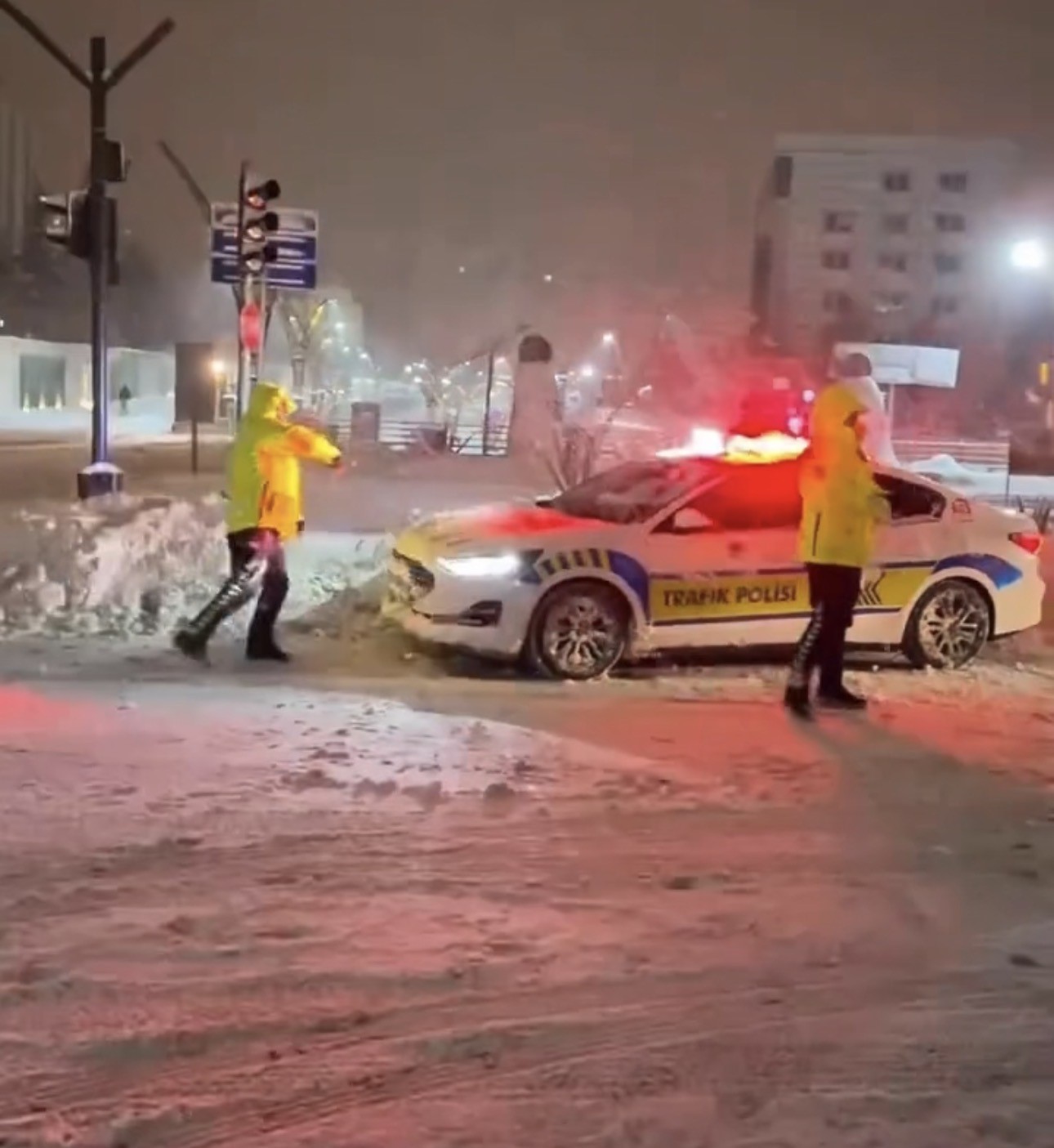 Mardin’de yürekleri ısıtan görüntüler: Polis ve çocukların kar topu savaşı kamerada

