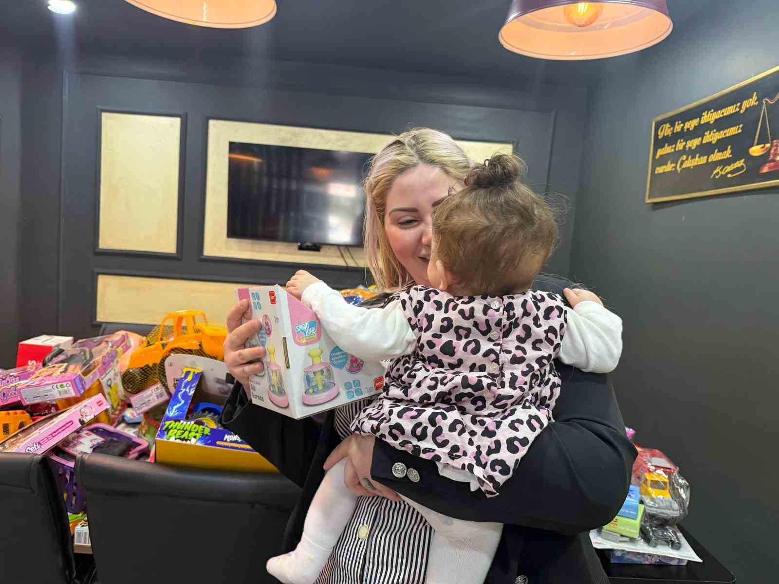 Mardin’de yüzlerce çocuğa oyuncak dağıtıldı
