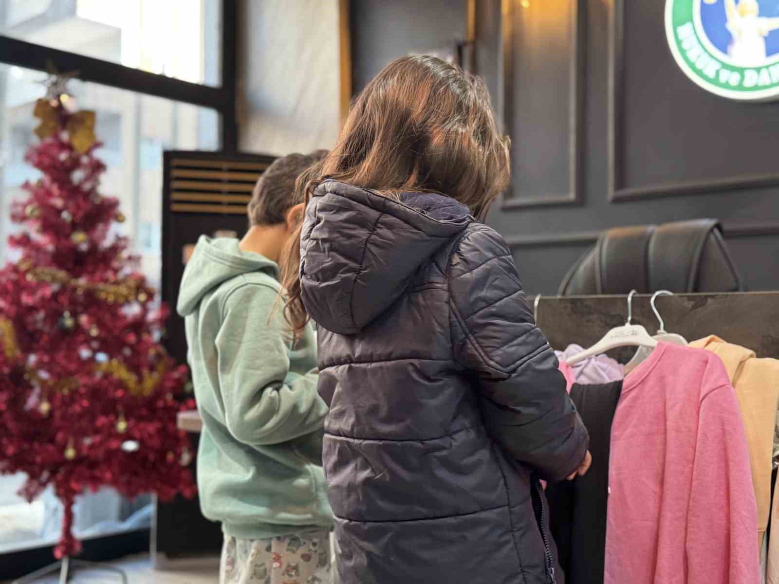 Mardinli hayırsever iş adamlarından ihtiyaç sahibi çocuklara bayramlık hediye
