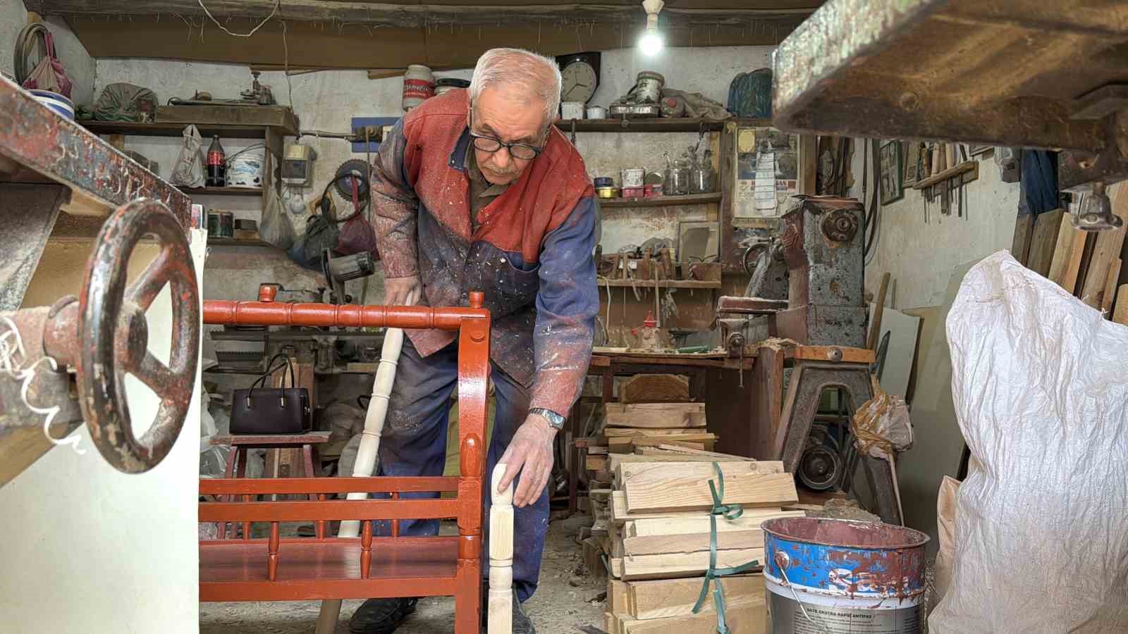 Mardinli usta ahşap beşik geleneğini yarım asırdır ayakta tutuyor
