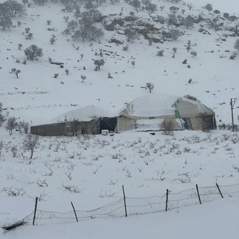 Mardin’nde yoğun kar nedeniyle kapalı halı sahanın çatısı çöktü
