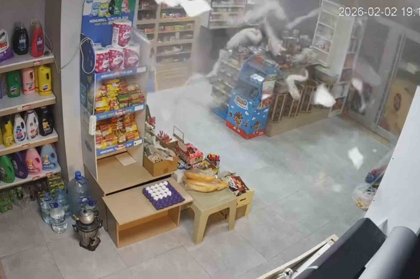 Market dolabı bomba gibi patladı: Korku dolu anlar güvenlik kamerasında
