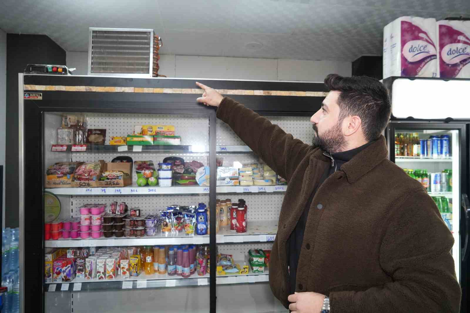 Market dolabı bomba gibi patladı: Korku dolu anlar güvenlik kamerasında
