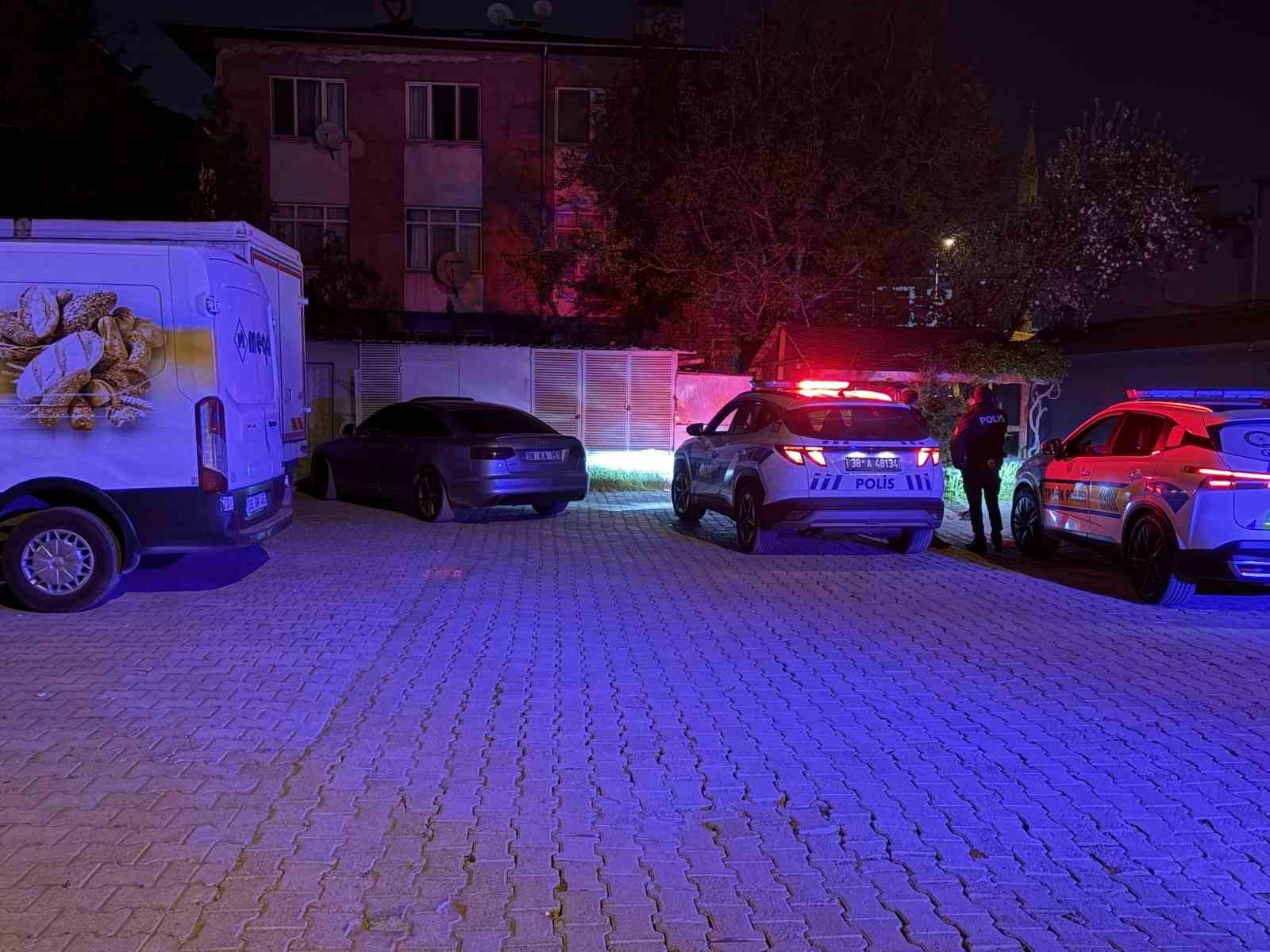 Market otoparkına sıkışınca yaya olarak kaçtı
